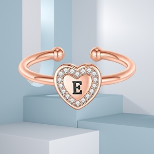 Anillos infantiles de latón chapado en oro rosa con inicial de corazón, regalo de San Valentín de UM Jewelry para niñas adolescentes, ajustables, sin deslustre. - Product Image 2