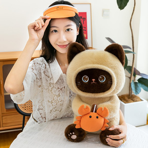 Morbido e Carino Peluche a Forma di Gatto con Cappello da Pescatore, Bambola di Gatto che Abbraccia un Pesce, Cuscino per Abbracci Confortanti, Regalo di Compleanno - Product Image 4