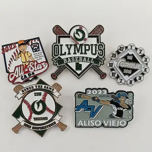 Vente en gros de paillettes émaillées souples en métal qui brillent dans le noir spinners série de baseball badges de jeu de softball épinglettes de club de baseball