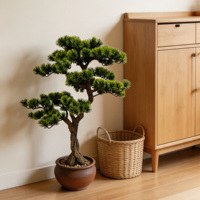 Collection de palmiers artificiels variés en pot, plantes artificielles écologiques et durables pour la décoration intérieure de la maison, du hall d'hôtel et du style zen.