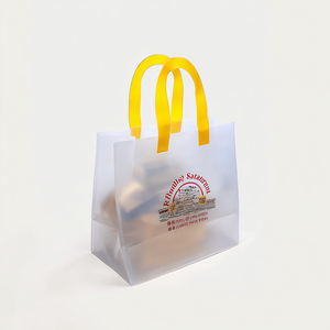 Sac de courses réutilisable en plastique givré mat avec poignée souple, résistant aux déchirures, pour la vente au détail, logo et dimensions personnalisés - Product Image 1