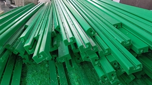 Hiệu suất cao <span class=keywords><strong>uhmwpe</strong></span> băng tải hướng dẫn đường sắt mặc Dải ép đùn nhựa modling cắt dịch vụ chế biến - Product Image 3