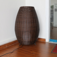 Lampe led autoportante noire en rotin, design moderne, luminaire décoratif d'extérieur, trépied, idéal pour un hôtel
