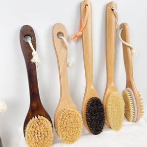 Brosse de bain en bois de hêtre naturel avec long manche ergonomique, poils de sanglier et sisal, exfoliant pour le corps, brosse de douche anti-cellulite - Product Image 1