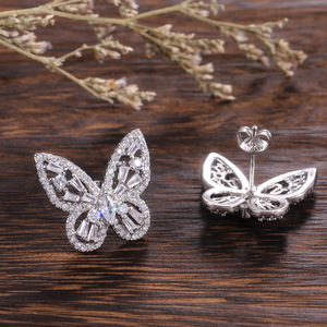 Orecchini a Perno Stile Coreano a Forma di Farfalla Traforata per Donne, Eleganti Accessori per Orecchie con Zirconi per Feste e Uso Quotidiano, Idea Regalo - Product Image 3