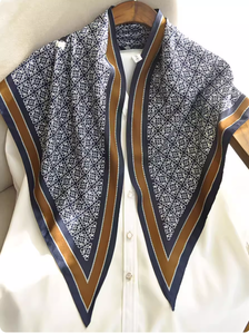 Sciarpa Triangolare in Chiffon Personalizzabile con Pois Verdi e Bordo Geometrico, Leggera e Multifunzionale - Product Image 6