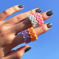 Bague en résine d'argile épaisse ondulée irrégulière bague en résine torsadée épaisse de couleur bonbon multi délicate pour les filles