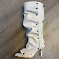 Bottes hautes blanches à rivets pour femme, style punk, à bout pointu, talon aiguille et tige froncée
