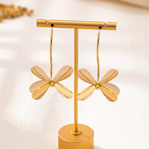 Boucles d'oreilles tendance haut de gamme en forme de fleur, idéales pour les femmes au quotidien, les fêtes et les occasions spéciales, en alliage plaqué or – Vente chaude transfrontalière - Product Image 2