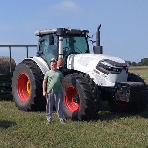 Tractor de Ruedas 4x4 de Alta Calidad, 200HP, con Motor y Caja de Cambios para Trabajo Agrícola - Product Image 1