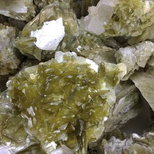 Pierres de quartz de guérison en lépidolite jaune naturelle, cristaux minéraux rugueux, tranche de mica doré, vente en gros - Product Image 2
