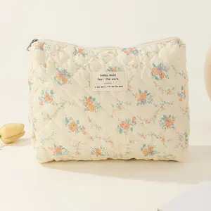 Portable Custom Quilted Cotton Makeup Bag With Zipper Closure Popular Cosmetic Bag Handmade Toiletry Bag