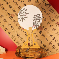 Ventilateur féminin de style ancien chinois tenant un ventilateur fini d'argent de style ancien avec un ventilateur de laque en papier de riz avec pompon