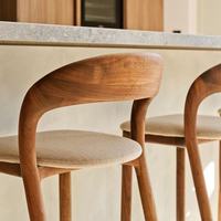 Nordischer Massiver Walnuss-Hocker mit Gebogener Rückenlehne, Baumwollpolsterung und Messingfußstütze für Küche, Café, Zuhause, Büro und Hotel