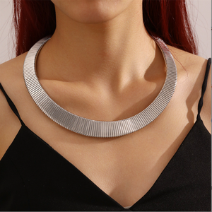 Collier ras du cou à chaîne épaisse en spirale en métal lourd pour femmes Torques exagérés simples avec placage à l'or Style Steampunk pour hommes - Product Image 4