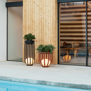 Jardinière d'extérieur moderne avec capteur de mouvement, lumière LED blanc chaud, cadre en bronze, alimentée par batterie, résistante à l'eau IP65 pour jardin et terrasse - Product Image 4