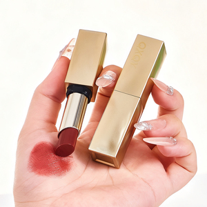 Lápiz Labial con Esencia Hidratante y Acabado Brillante Voluminizador para un Color Duradero y Labios Hidratados - Product Image 1