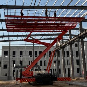 Plataforma elevadora móvil sobre orugas con elevación inversa y sistema hidráulico para trabajos en muros cortina - Product Image 2