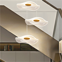 Suspension d'escalier rotative moderne en feuille de lotus Luminaire acrylique créatif multi-têtes pour hall d'hôtel Luminaire d'escalier multi-têtes