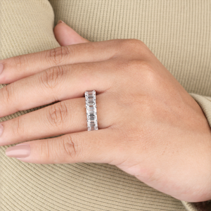 Anillo de Eternidad de Lujo en Oro de 14K con Moissanita Corte Esmeralda para Mujer, Anillo de Boda Brillante con Diamantes Cultivados en Laboratorio, de Alta Gama - Product Image 4