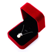 Boîte à bijoux carrée à charnières A1 avec couvercle texturé doux, emplacement pour collier, insert de présentation pour boucles d'oreilles et emballage cadeau couleur personnalisée