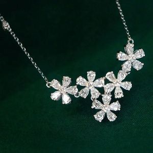 จี้เพชรรูปดอกไม้ Xinfly ทอง 18K น้ำหนัก 1.35 กะรัต พร้อมสร้อยคอแบบคลาวิเคิล - Product Image 2