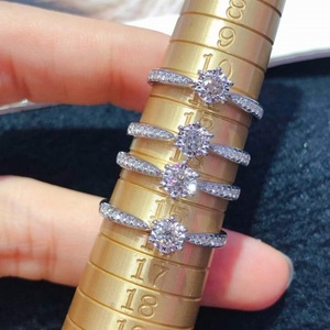 Anillo Solitario Clásico de Oro de 18K con Diamante Sintético Redondo de 0.1ct, Joyería de Moissanita para Mujer - Product Image 3