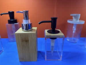 Bouteille Distributrice Carrée en Bois de Bambou pour Gel Douche, <span class=keywords><strong>Shampoing</strong></span>, Lotion – Idéale Hôtels & Gîtes – Personnalisation Texte – Petites Séries – Vente en Gros - Product Image 2