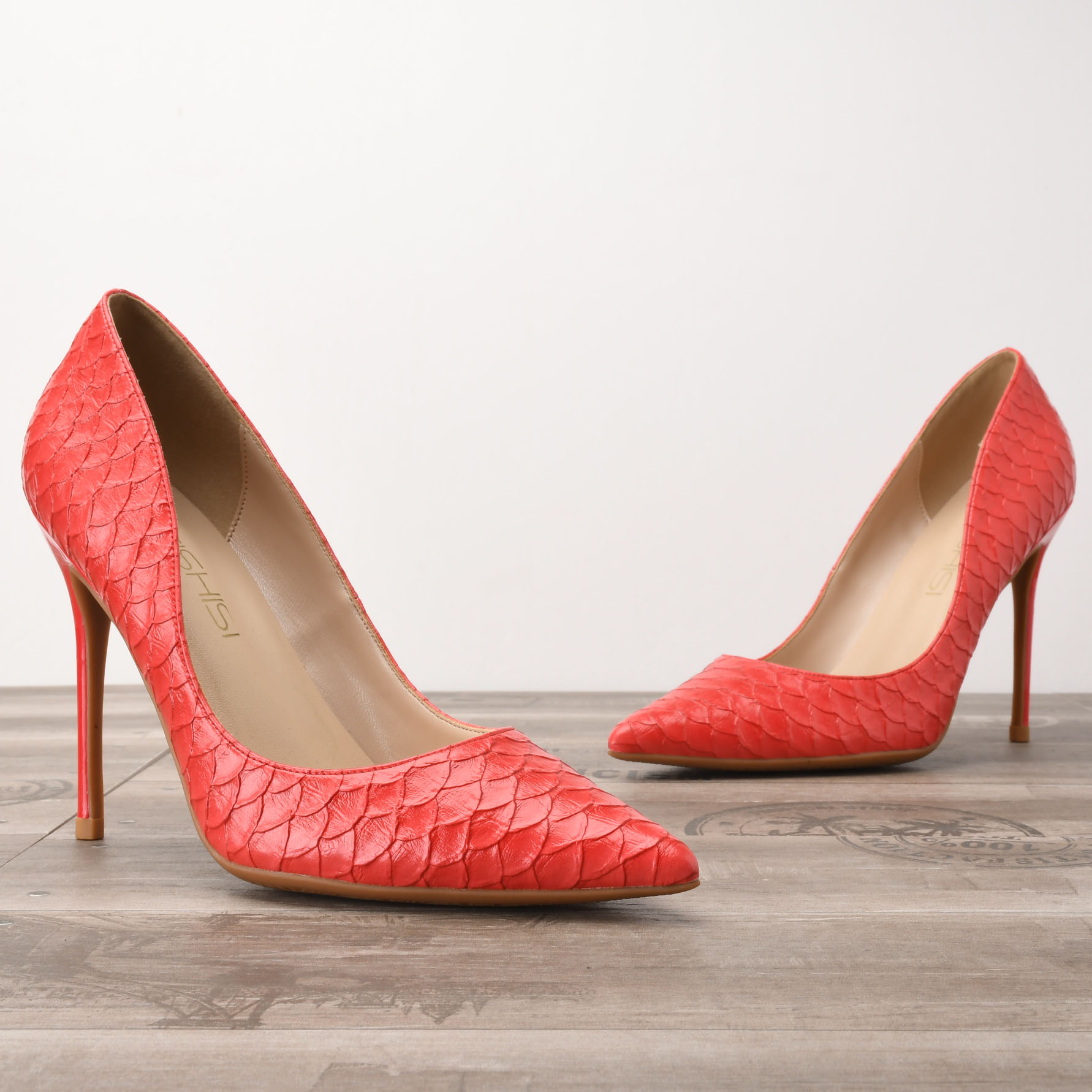 Bolsas de compras en zapatos de tacón de mujer y etiquetas venta concepto  de consumismo 3d | Foto Premium