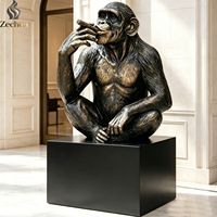 Statue de gorille grandeur nature en fibre de verre finition bronze, sculpture de chimpanzé aux bras croisés pour la décoration de hall d'hôtel, villa, bureau