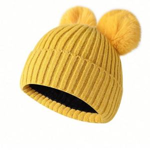 Bonnet tricoté chaud d'hiver pour femme avec doublure polaire et deux pompons – Vente en gros - Product Image 2