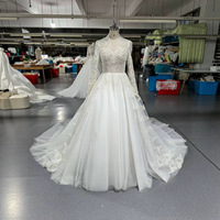 Robe de mariée en dentelle style cour, col en V, col montant, richement perlée, avec longue traîne, longueur ras du sol