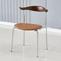 Chaise de salle à manger moderne et durable avec structure en métal et dossier en bois massif, coussin confortable en cuir PU, mobilier élégant pour la maison, le restaurant et le bureau