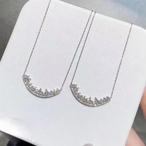 Collana con pendente a forma di V piccola, design con pietre scintillanti, catena semplice e lussuosa per donna - Product Image 4