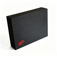Boîte d'emballage cadeau pliable en carton noir de luxe avec logo personnalisé, imperméable, gaufrage, laminage mat, fermeture magnétique pour vêtements