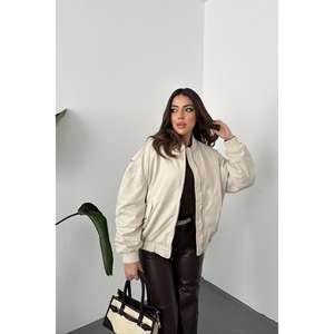 Chaqueta Bomber Reversible Beige con Parches, Ligera, con Logotipo Personalizado, Cuello de Béisbol de Cuero PU y Forro de Piel para Otoño, Venta al Por Mayor - Product Image 4