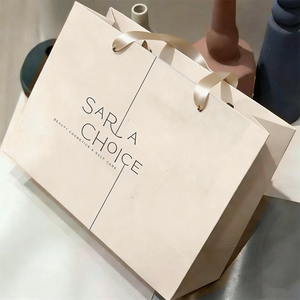 Borsa per la Spesa in Carta Kraft Beige Riciclata di Lusso con Logo Personalizzato, Manico a Nastro per Confezioni Regalo e Abbigliamento, Stampa Personalizzata - Product Image 2