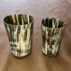REALITY HANDMADE ENTERPRISES – Lot de 4 tasses à boisson en corne naturelle, faites à la main, étanches, forme naturelle, modernes, écologiques, thème animal de Noël - Product Image 1