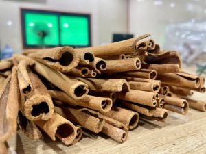 Barra de canela cruda de sal seca de Vietnam con color brillante y aceite esencial alto para uso de hierbas para hornear y exportar - Product Image 5