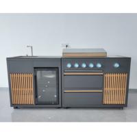 Îlot de cuisine extérieur modulaire moderne avec évier, réfrigérateur, barbecue à gaz, brûleur latéral, tiroirs coulissants et armoire de cuisson pour villa et jardin