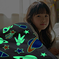 Couverture en flanelle phosphorescente pour bébé, douce, lumineuse, motif fusée spatiale, fabricant OEM pour les grossistes de cadeaux de supermarché