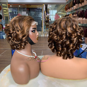 Découvrez le glamour ultime : Perruque en cheveux humains avec fermeture en dentelle 5x5, boucles rebondissantes de 12 pouces, pour une transformation. - Product Image 3