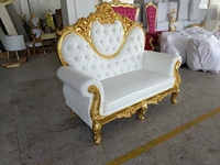 Canapé double de luxe en cuir PU capitonné avec cadre sculpté doré pour mariage, idéal pour la location lors de banquets et événements