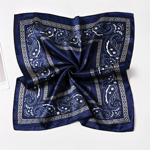 Chal de Seda Rosa de Lujo con Diseño de Borlas para Mujer, para Fiestas Nocturnas, con Estampado de Rosas Personalizado por Sublimación - Product Image 3