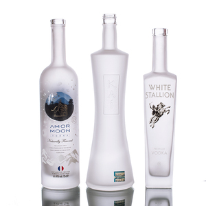 Bouteilles de <span class=keywords><strong>vodka</strong></span> <span class=keywords><strong>russe</strong></span> en verre givré 750 ml Bouteille d'<span class=keywords><strong>alcool</strong></span> en verre avec bouchons en polymère haute résistance - Product Image 1