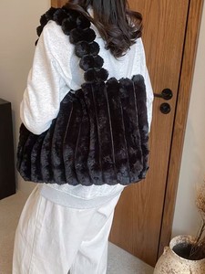 กระเป๋าถือผ้ากำมะหยี่แบบลำลองสำหรับ2025กระเป๋าโท้ทขนสัตว์เทียมความจุขนาดใหญ่แบบพกพาสำหรับสุภาพสตรี - Product Image 4