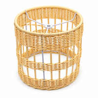 Abat-jour de table beige sur mesure en rotin tressé avec finition anti-humidité pour restaurant et salle à manger
