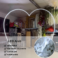 Arche de mariage romantique en forme de cœur avec des feuilles blanches LEDA, pour les événements de mariage, les fêtes, les allées, les fonds de scène, support d'arche LED