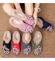 Sepatu Wanita Anti-Slip Lembut Model Barefoot Berlapis Bulu Imitasi Sol PVC Tren Fashion Slip-On Kasual untuk Ibu Sepatu Musim Dingin Wanita