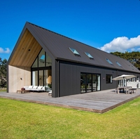 Maison préfabriquée moderne de style ferme et de campagne, barndominium, avec un toit